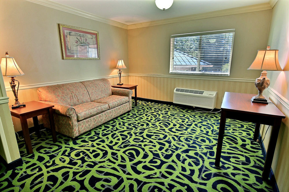 Crestwood Suites Of Newport News Extérieur photo